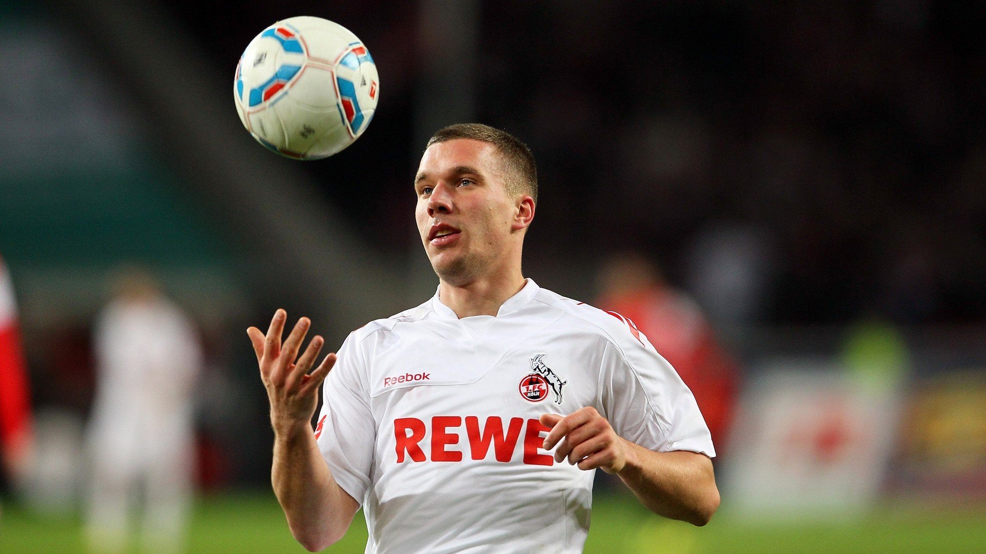 欧冠激战夜，球迷的应援歌曲震撼全场，欧冠歌曲 think about you