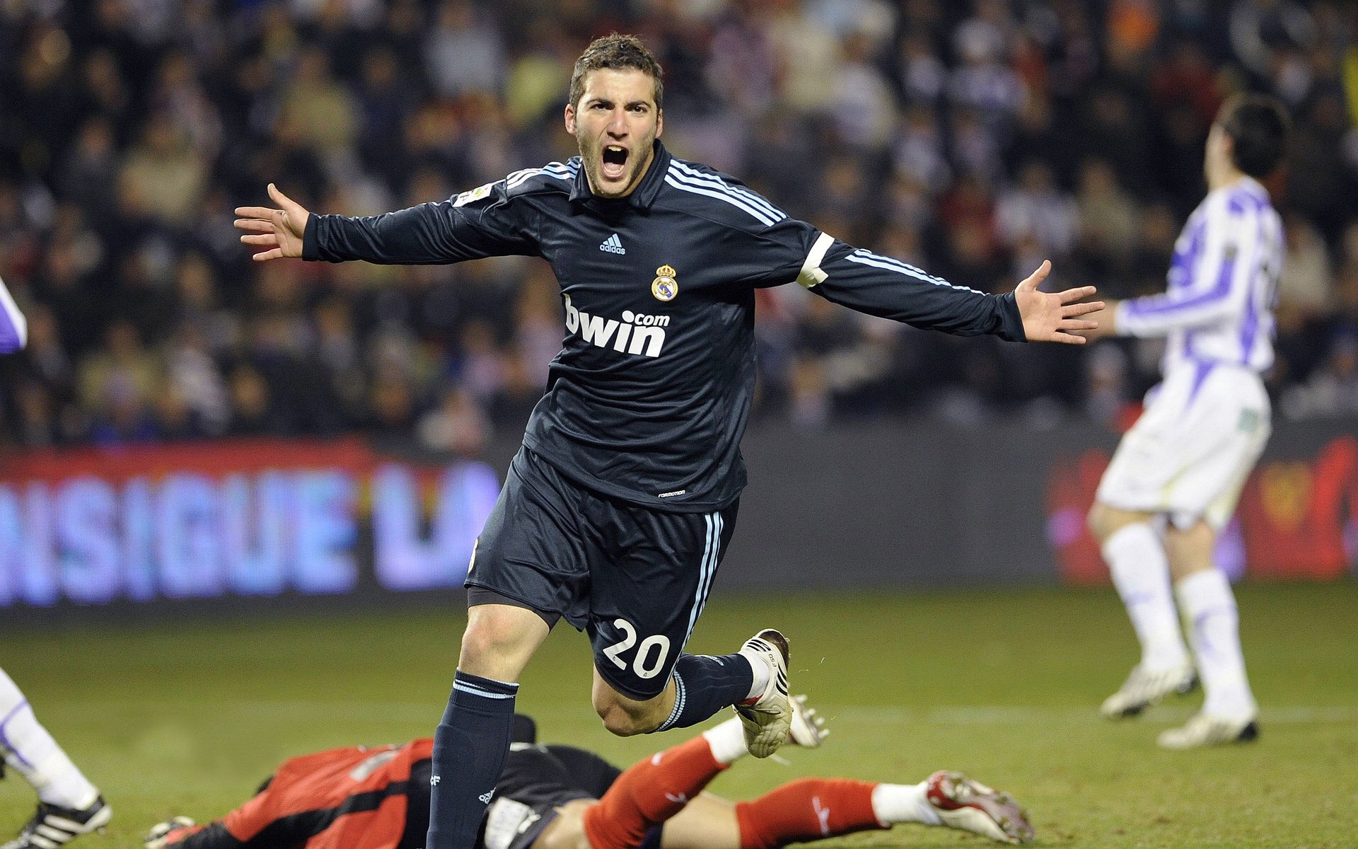 特色夜跑灯光盛典，点亮城市的运动夜空，夜光跑步