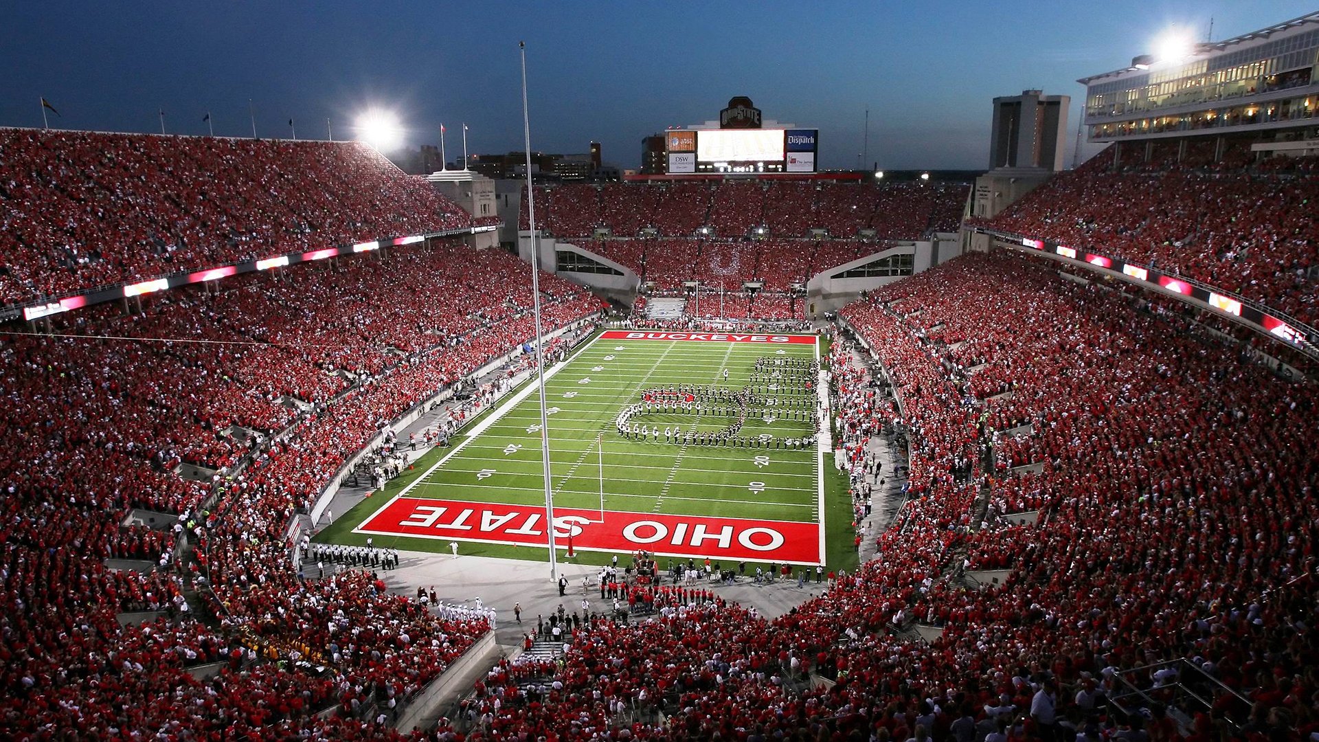 现场气氛：观众笑声不断，热情高涨如火如荼！，观众的笑声是什么短语