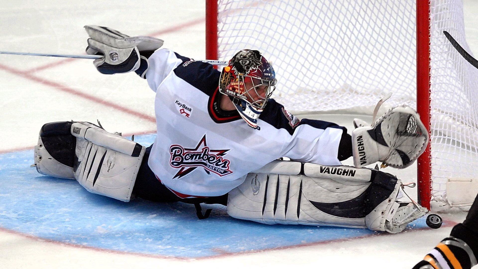 美国队门将费尔南德斯在巴黎奥运会上展现出高水平的扑救能力，费尔南德斯 美网